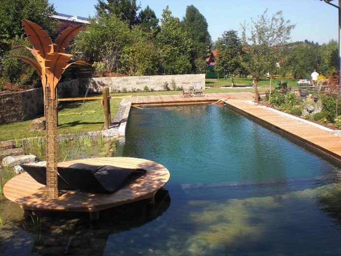 Edelrost Outdoor-Kunst am Naturpool