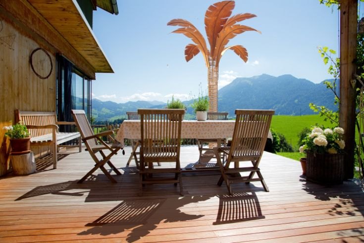 Stahlpalme als Blickfang auf der Terrasse